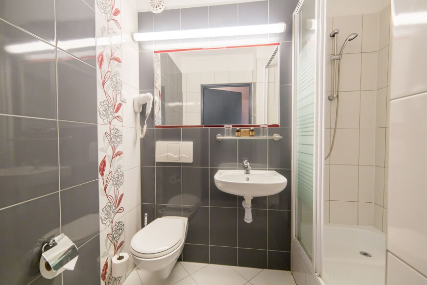 Hotel-New-Skanpol-Kolberg-Kolobrzeg-Doppelzimmer-Doppelbett-Einzelzimmer-Bad-Badezimmer-Dusche.jpg